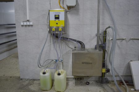 Poseidon washing systems for milking parlours